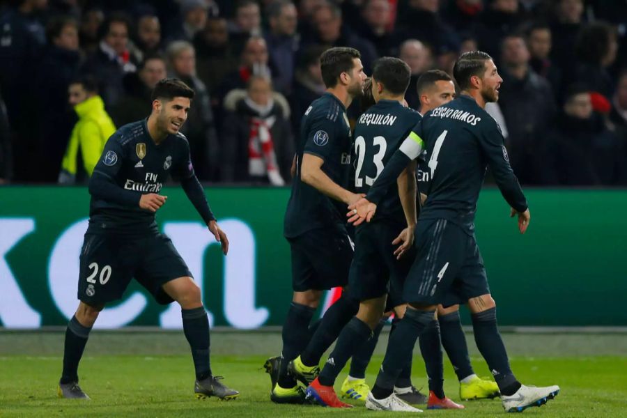 Spieler von Real Madrid feiern den 1:2-Erfolg gegen Ajax Amsterdam.