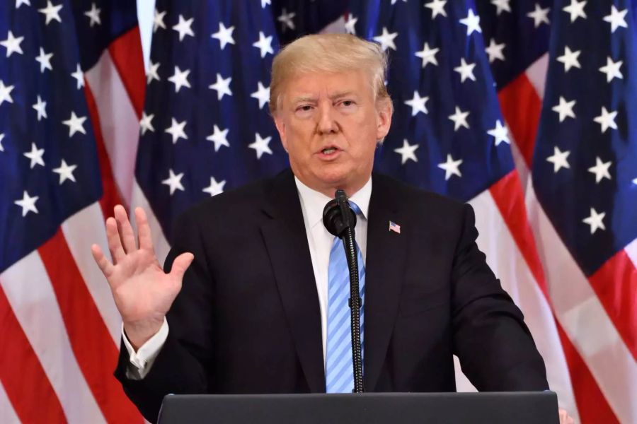 US-Präsident Donald Trump spricht während einer Pressekonferenz zu Reportern. Bild: Shutterstock