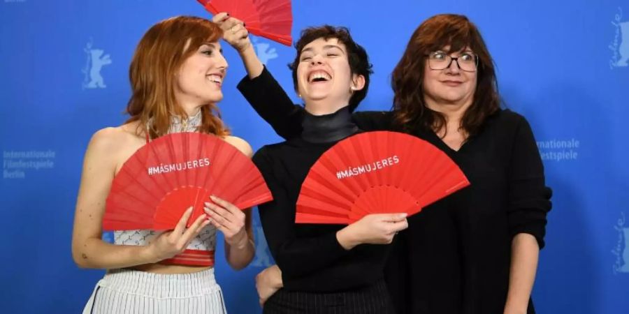 Isabel Coixet ist mit ihren Hauptdarstellerinnen Natalia de Molina (l) und Greta Fernández nach Berlin gekommen. Foto: Britta Pedersen