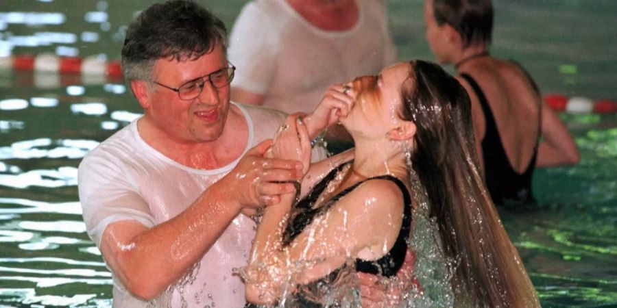 Im Juli 1999 fand im Hallenbad Altstetten eine Taufhandlung der Jehovas Zeugen statt. Rund 50 Personen unterzogen sich damals diesem Ritual, bei dem der Körper ganz unter die Wasseroberfläche gedrückt wird und das Auftauchen einen Neuanfang symbolisiert.