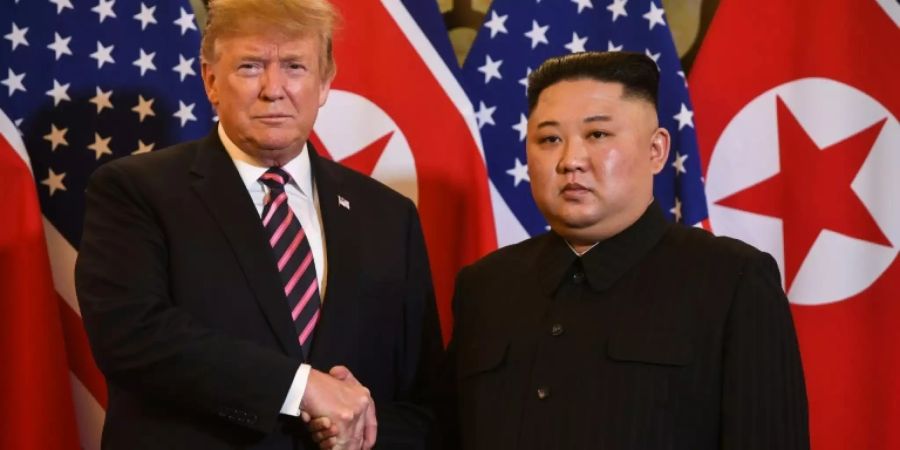 Trump (l.) und Kim bei der Begrüssung in Hanoi