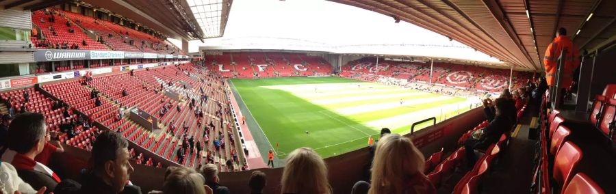 Anfield Road in Liverpool, Heimstadion von Liverpool F.C., 54'074 Zuschauer.