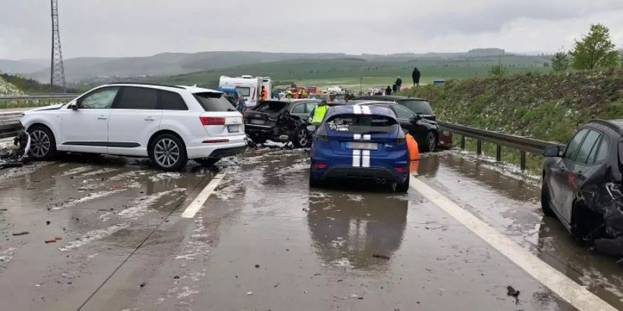 Demolierte Fahrzeuge stehen nach einer Massenkarambolage zwischen Suhl und Meiningen auf der Autobahn 71. Foto: Ittig/NEWS5