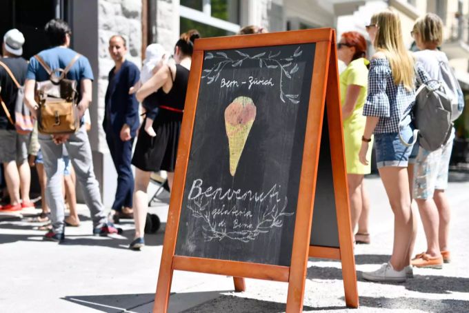 Schlangen vor der Gelateria di Berna. Eine Auswirkung des warmen Wetters gelateria di berna