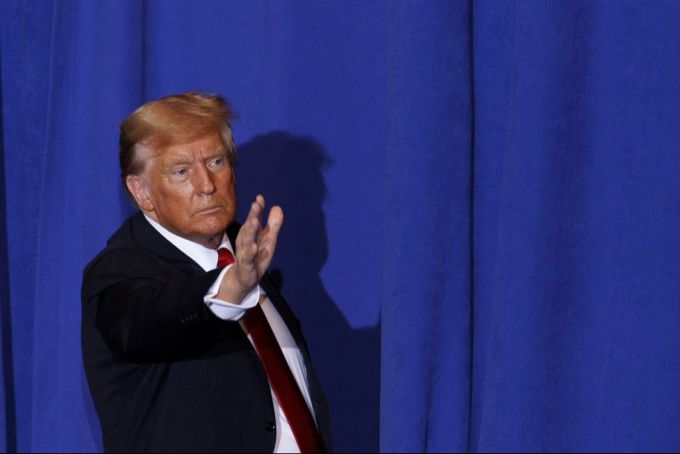 Donald Trump winkt