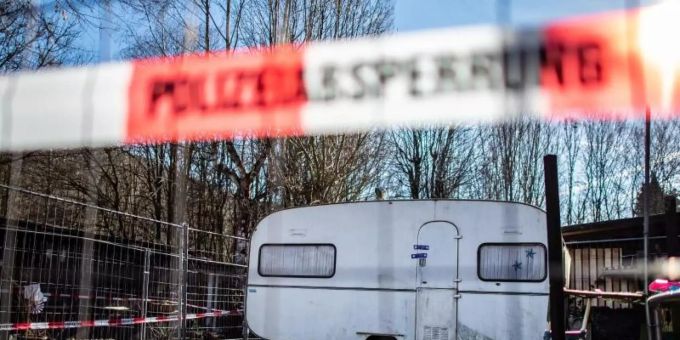 Auf dem Campingplatz Eichwald in der inzwischen eingezäunten Parzelle des mutmasslichen Täters steht der versiegelte Campingwagen. Foto: Guido Kirchner/dpa Auf dem Campingplatz Eichwald in der inzwischen eingezäunten Parzelle des mutmasslichen Täters steht der versiegelte Campingwagen. Foto: Guido Kirchner/dpa