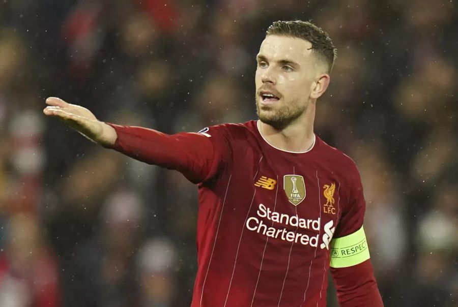 Liverpool-Kapitän Jordan Henderson dirigiert sein Team bei strömendem Regen.