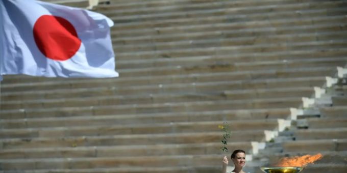 Die olympische Flamme vor leeren Rängen in Athen Die olympische Flamme vor leeren Rängen in Athen