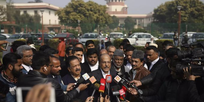 Der Präsident der Indian Union Muslim League, P. K. Kunhalikutty (m.) spricht mit den Medien über das umstrittene Einbürgerungsgesetz vor dem Gebäude des Höchsten Gerichts in Indien. einbürgerungsgesetz