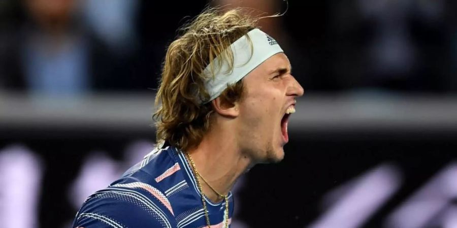 Ist bei den Australian Open eine Runde weiter: Alexander Zverev triumphiert. Foto: Lukas Coch/AAP/dpa