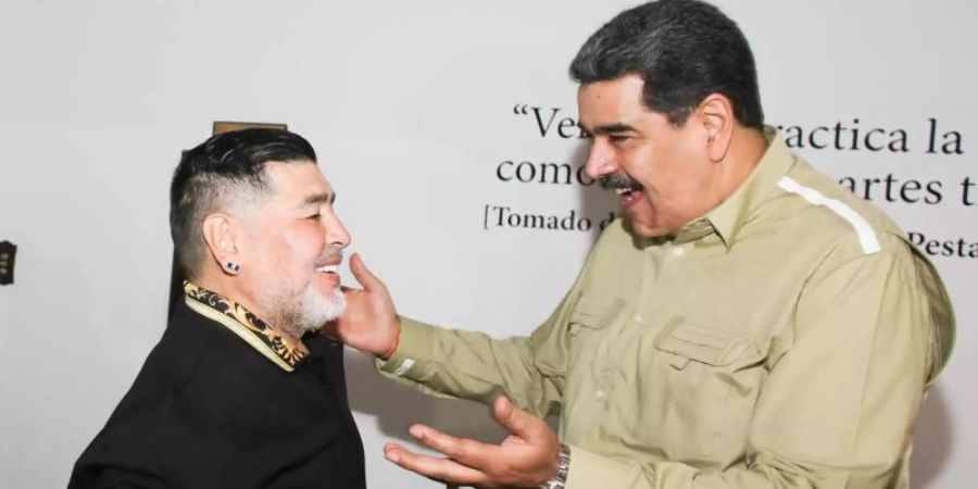 Verstehen sich: Venzuelas Präsident Nicolas Maduro (r) und Diego Maradona. Foto: Marcelo Garcia/Prensa Miraflores/dpa