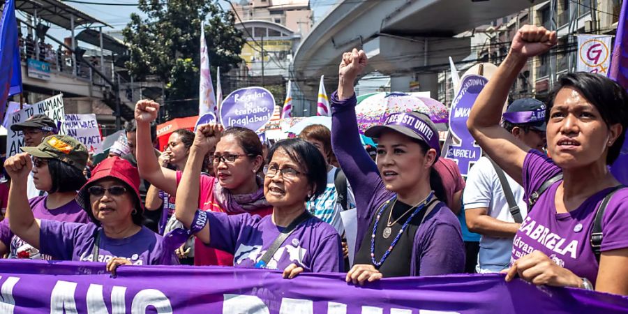 Die Demonstration in der philippinischen Hauptstadt Manila richtete sich auch gegen den Präsidenten Rodrigo Duterte, dem immer wieder Frauenfeindlichkeit vorgeworfen wird.