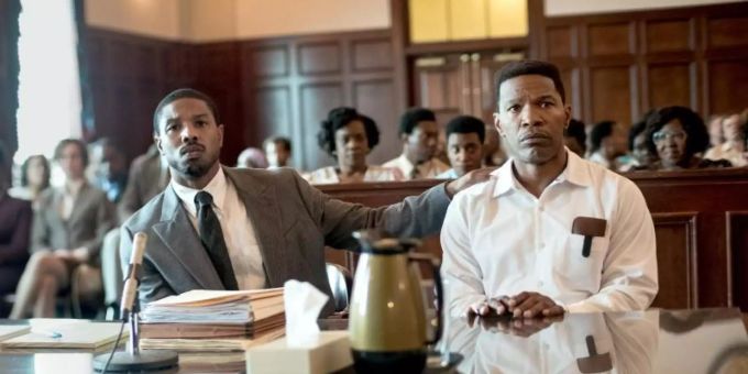 Bryan Stevenson (Michael B. Jordan, l) verteidigt Walter McMillian (Jamie Foxx) vor Gericht. Foto: Jake Giles Netter/Warner Bros/dpa Bryan Stevenson (Michael B. Jordan, l) verteidigt Walter McMillian (Jamie Foxx) vor Gericht. Foto: Jake Giles Netter/Warner Bros/dpa