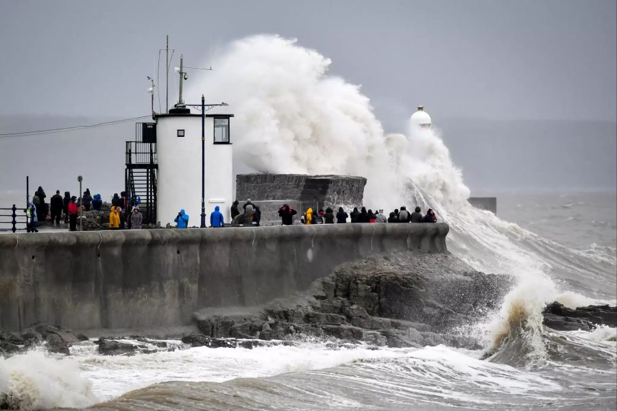 Sturm «Dennis» in Grossbritannien