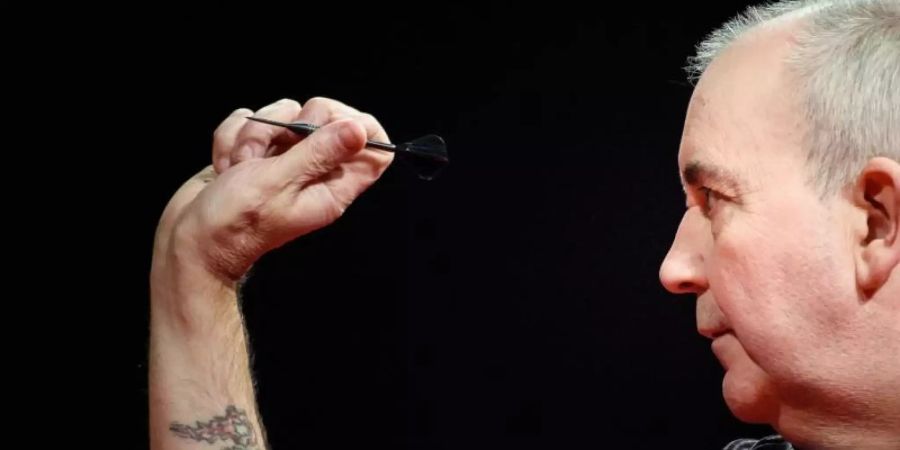 Tritt online für einen guten Zweck gegen Raymond van Barneveld an: Der sechzehnfache Weltmeister Phil Taylor. Foto: Gregor Fischer/dpa