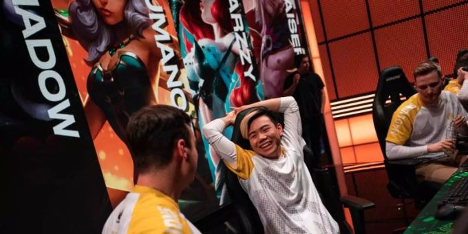 Überraschung gegen den Favoriten geglückt: MAD Lions um Zhiqiang «Shad0w» Zhao (Mitte) besiegt G2 Esports in den LEC-Playoffs. Foto: Riot Games/dpa