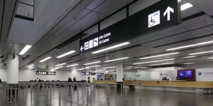 Der Check-in Bereich am Flughafen Wien. (Archivbild) Foto: Ronald Zak/AP/dpa Der Check-In Bereich am Flughafen Wien-Schwechat ist fast menschenleer. Foto: Ronald Zak/AP/dpa