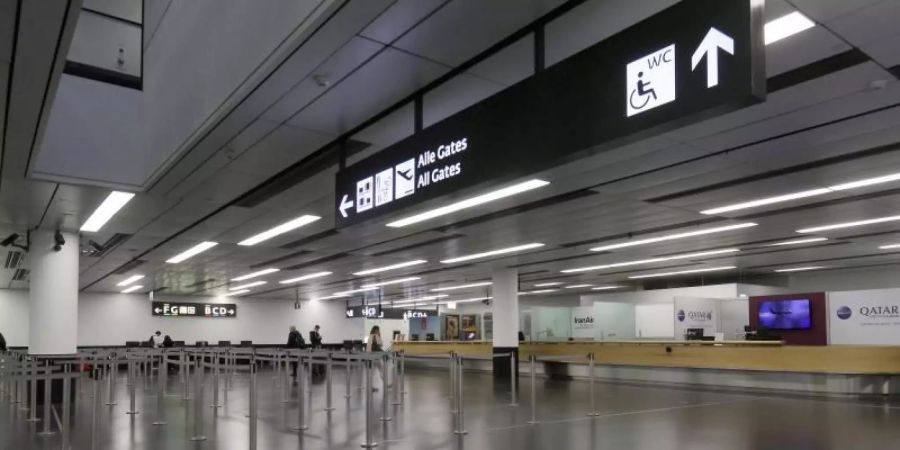 Der Check-In Bereich am Flughafen Wien-Schwechat ist fast menschenleer. Foto: Ronald Zak/AP/dpa