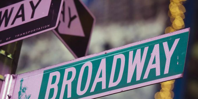 En Strassenschild vom Broadway. Als Bühnenschauspielerin hatte Maureen Arthur dort ihten grossen Durchbruch. (Archivbild) Broadway