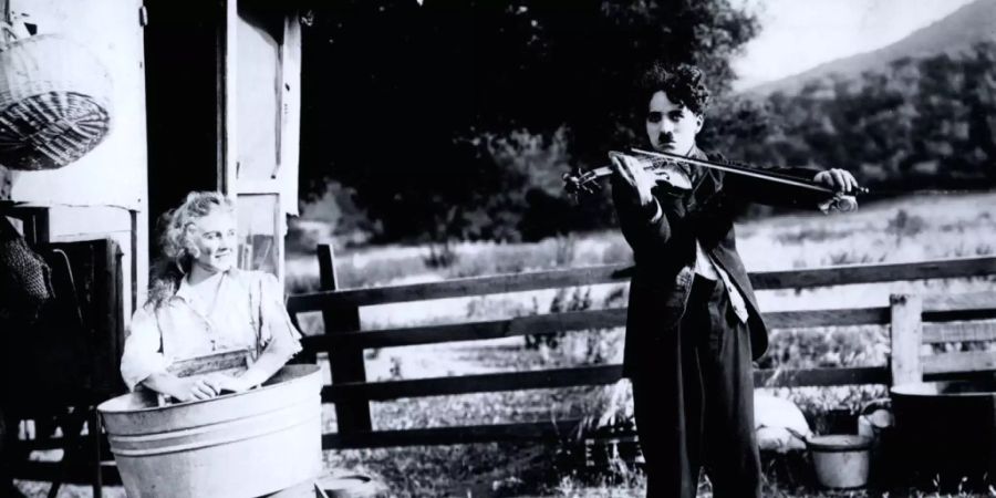 Charlie Chaplin und seine Geige ist eine besondere Verbindung. Eine Ausstellung in Manoir de Ban bei Vevey, wo Chaplin seit 1953 bis zu seinem Tod 1977 lebte, ruft Chaplins musikalisches Universum in Erinnerung.