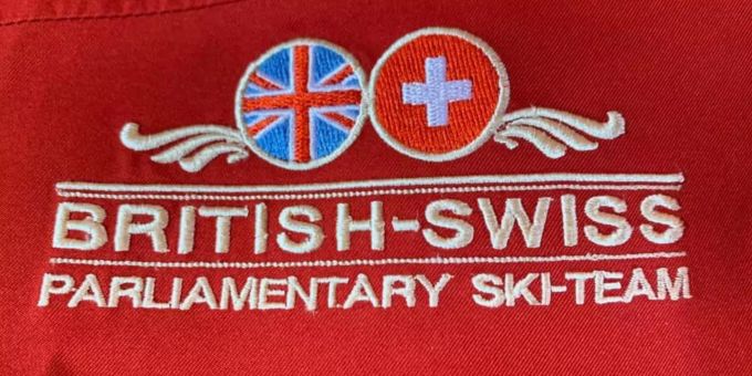 One team, one spirit: Aufnäher der britisch-schweizerischen Ski-Parlamentarier auf einer Jacke. British-Swiss Parliamentary Ski-Team