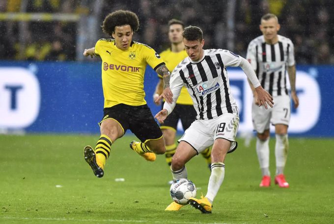 Axel Witsel (l.) im Duell mit Freiburgs Janik Haberer (r.). axel witsel