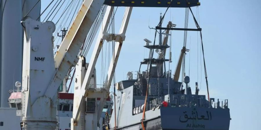 Ein Küstenschutzboot für Saudi-Arabien wird in Sassnitz auf ein Transportschiff verladen (Archiv). Foto: Stefan Sauer/ZB/dpa