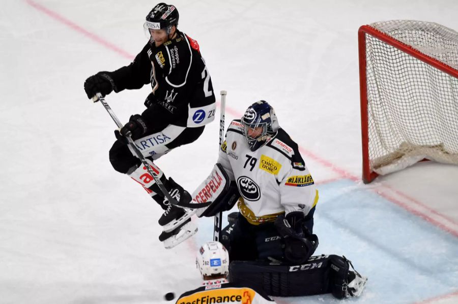 Auf der anderen Seite versucht Lugano-Stürmer Jani Lajunen mit allen Mitteln Ambri-Goalie Daniel Manzato zu bezwingen.