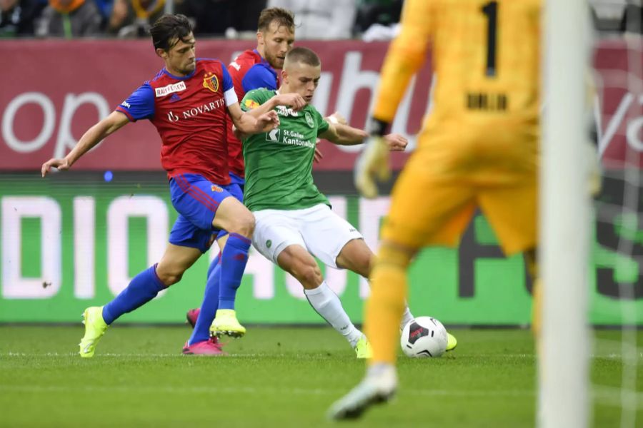 Miro Muheim (FC St.Gallen 1879) im Zweikampf mit Valentin Stocker.