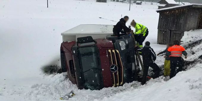 In der Lenk BE ist ein Lastwagen von der Strasse abgekommen und auf die Seite gekippt. Lastwagen