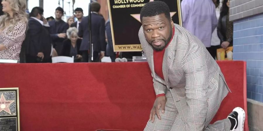 «50 Cent» kniet während der Zeremonie zur Ehrung auf dem «Walk of Fame» neben seinem Stern. Foto: Richard Shotwell/Invision/AP/dpa