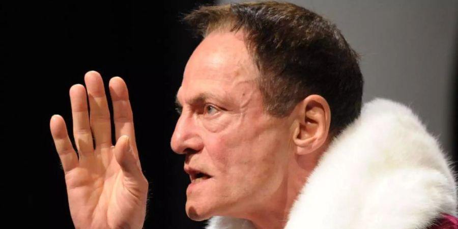 Dieter Laser als Orsino in dem Stück «Was ihr wollt». Foto: Soeren Stache/dpa-Zentralbild/dpa