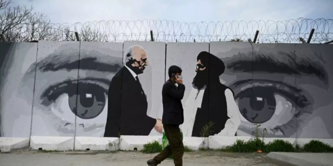 Graffito mit dem US-Afghanistan-Unterhändler Zalmay Khalilzad und dem Taliban-Gründer Mullah Abdul Ghani Baradar Graffito mit dem US-Afghanistan-Unterhändler Zalmay Khalilzad und dem Taliban-Gründer Mullah Abdul Ghani Baradar