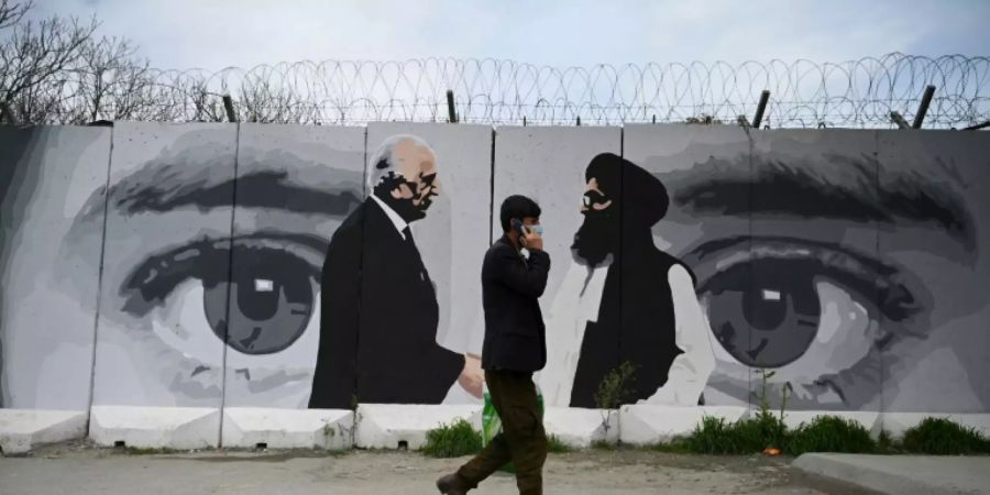 Graffito mit dem US-Afghanistan-Unterhändler Zalmay Khalilzad und dem Taliban-Gründer Mullah Abdul Ghani Baradar