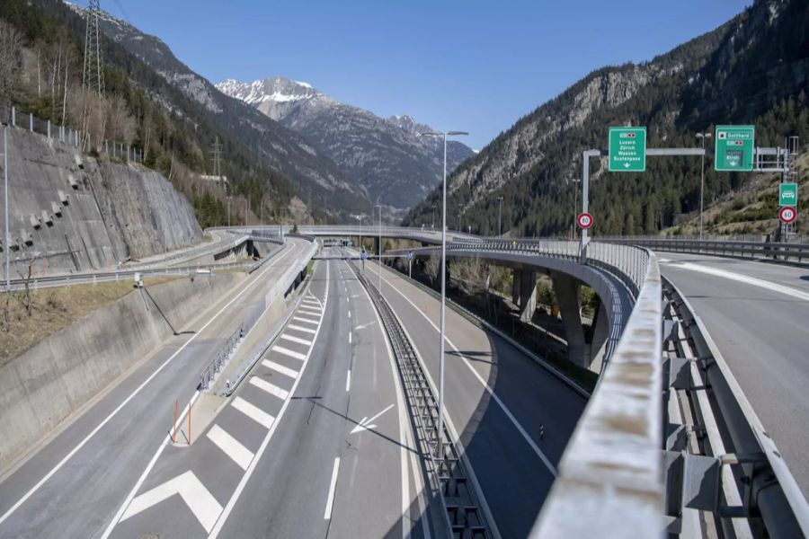 Good News: Das Gotthard Tunnel Nordportal auf der Gotthard Autobahn A2 in Richtung Süden bei Göschenen wird wegen der Corona-Pandemie am Karfreitag nur sehr gering befahren