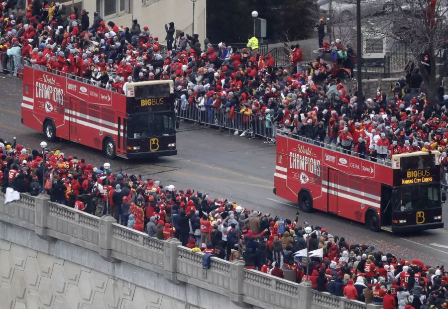 Zehntausende Fans jubeln ihren Helden bei der Parade zu.