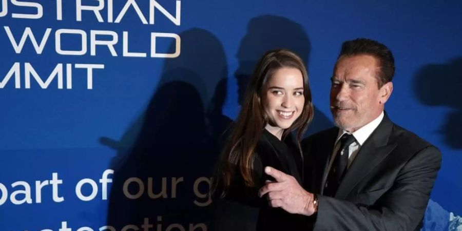 Hollywoodstar Arnold Schwarzenegger mit seiner Tochter Christina beim Charity-Dinner in Reith bei Kitzbühel (Tirol). Foto: Georg Hochmuth/APA/dpa