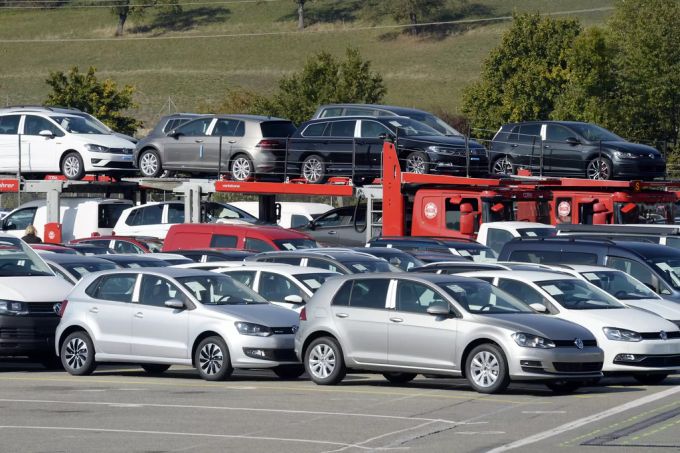 Eine Lieferung von Neuwagen. Autos