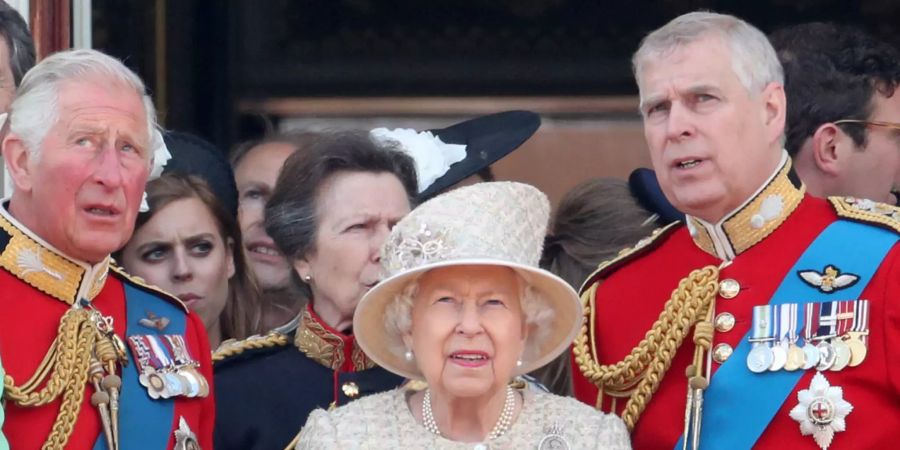 Prinz Andrew (rechts), sein Bruder Charles und die Queen (Archiv).