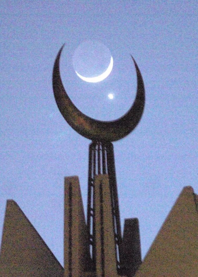 Die Sichel des zunehmenden Mondes wird nahe bei bei Venus zu sehen sein. Venus