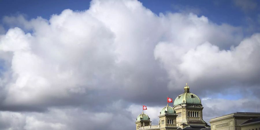 Im Bundeshaus herrscht in den nächsten drei Wochen wieder Hochbetrieb. Wegen des Coronavirus haben Besucher an der Frühjahrssession jedoch keinen Zugang zum Parlamentsgebäude. (Archivbild)