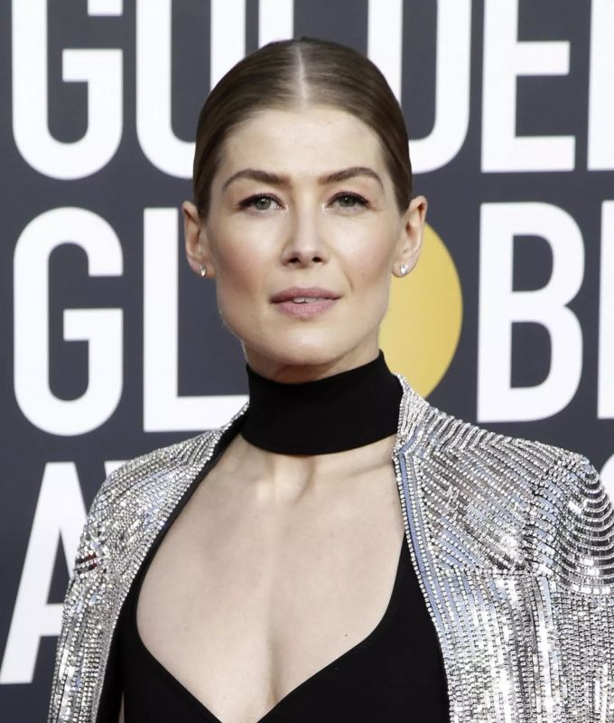 Rosamund Pike schätzt sich sehr glücklich. rosamund pike