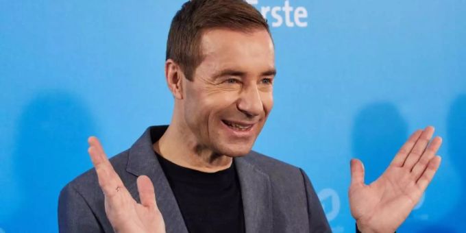 Das Tanz-Video des Moderators Kai Pflaume mit den TikTok-Stars Lena und Lisa erinnert an die RTL-Kult-Show «Miniplayback Show Zauberkugel». Kai Pflaume
