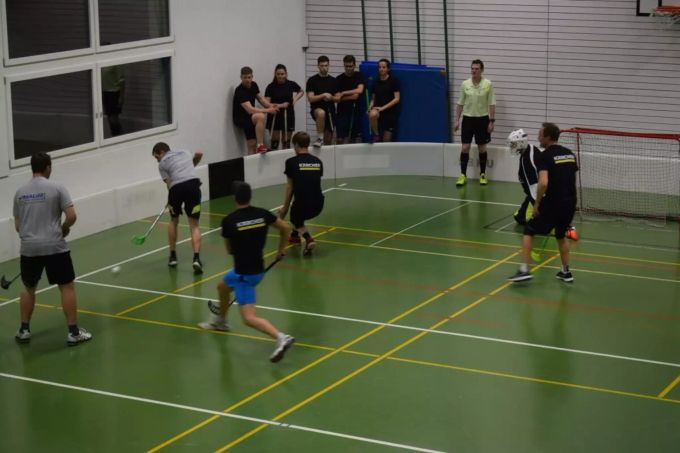 Voller Einsatz auf dem Spielfeld. Unihockeyverein Brunegg