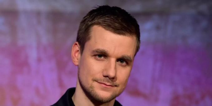 Nach seiner Ausbildung zum Notfallsanitäter will Tobias Schlegel seine «mediale Arbeit» wieder «etwas hochfahren». Foto: Soeren Stache/dpa Nach seiner Ausbildung zum Notfallsanitäter will Tobias Schlegel seine «mediale Arbeit» wieder «etwas hochfahren». Foto: Soeren Stache/dpa