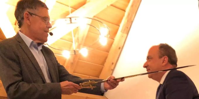 Regierungsrat Markus Dieth wird von Präsident Urs Bachmann zum «Ritter vom Schloss Liebegg» geschlagen. Urs Bachmann + Markus Dieth