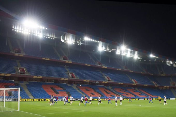 Leere Ränge beim FC Basel. FC Basel