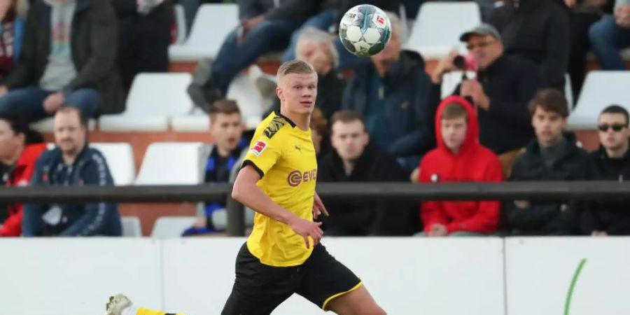 Dortmunds Neuzugang Erling Haaland schaut auf den Ball. Foto: Friso Gentsch/dpa
