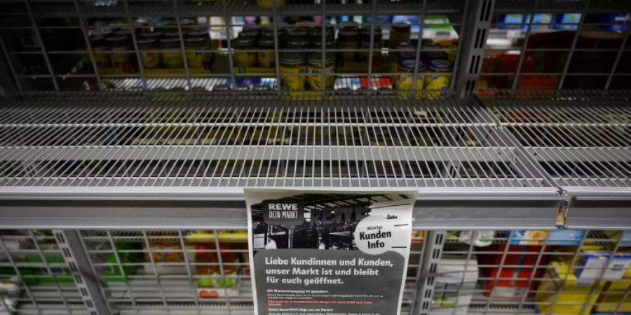 Nach Klopapier jetzt Hefe? Leeres Klopapier-Regal