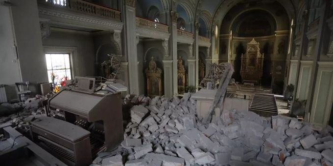 Trümmer liegen in der Kathedrale von Zagreb nach einem Erdbeben. Zwei mittelstarke Erdbeben in einer Abfolge von etwas mehr als einer halben Stunde haben am Sonntagmorgen (22.03.2020) in der kroatischen Hauptstadt Zagreb schwere Schäden angerichtet. Erdbeben in Zagreb